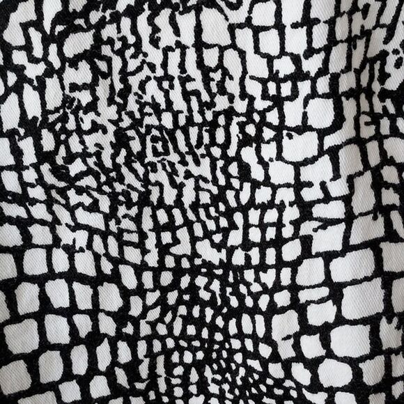 Chico's Design Women's 3 Lg Shacket Black White Animal Print Button Lightweight - Picture 4 of 11